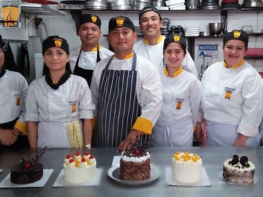 apicius-culinary-school-staff-and-students-with-cakes